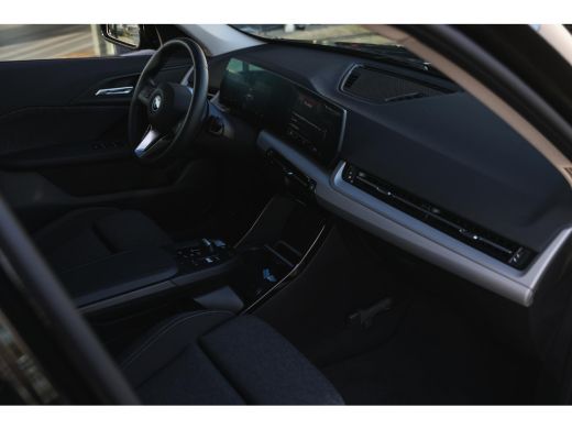 BMW iX1 xDrive30 / Sportstoelen / Achteruitrijcamera / M Adaptief onderstel / Comfort Access / Adaptieve LED ActivLease financial lease