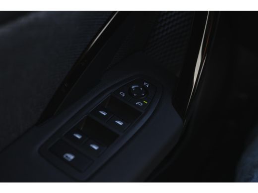 BMW iX1 xDrive30 / Sportstoelen / Achteruitrijcamera / M Adaptief onderstel / Comfort Access / Adaptieve LED ActivLease financial lease