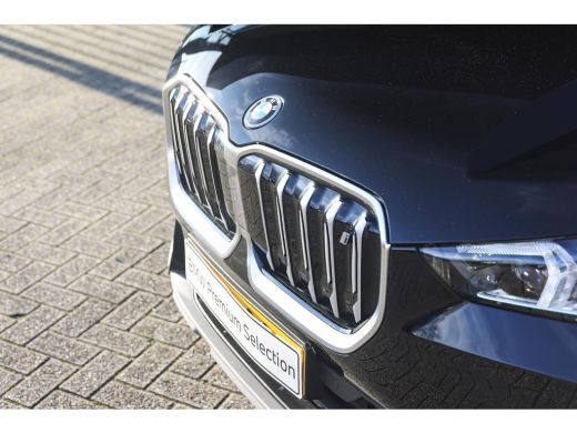BMW iX1 xDrive30 / Sportstoelen / Achteruitrijcamera / M Adaptief onderstel / Comfort Access / Adaptieve LED ActivLease financial lease