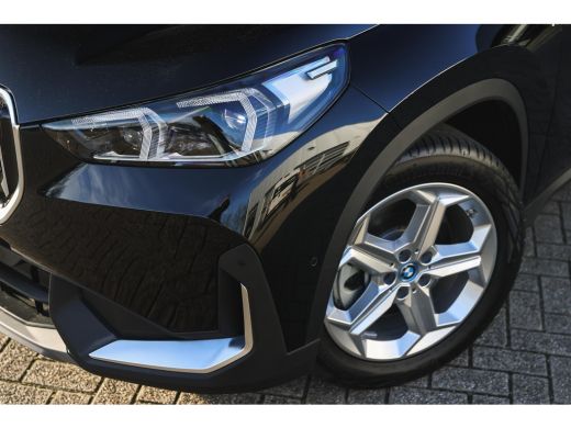 BMW iX1 xDrive30 / Sportstoelen / Achteruitrijcamera / M Adaptief onderstel / Comfort Access / Adaptieve LED ActivLease financial lease