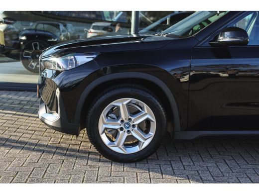 BMW iX1 xDrive30 / Sportstoelen / Achteruitrijcamera / M Adaptief onderstel / Comfort Access / Adaptieve LED ActivLease financial lease