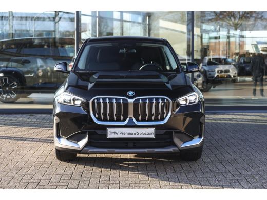 BMW iX1 xDrive30 / Sportstoelen / Achteruitrijcamera / M Adaptief onderstel / Comfort Access / Adaptieve LED ActivLease financial lease