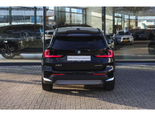 BMW iX1 xDrive30 / Sportstoelen / Achteruitrijcamera / M Adaptief onderstel / Comfort Access / Adaptieve LED ActivLease financial lease