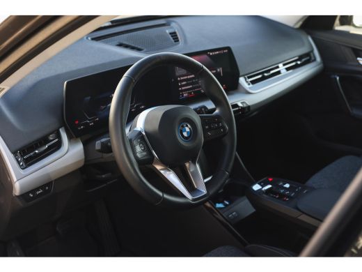 BMW iX1 xDrive30 / Sportstoelen / Achteruitrijcamera / M Adaptief onderstel / Comfort Access / Adaptieve LED ActivLease financial lease