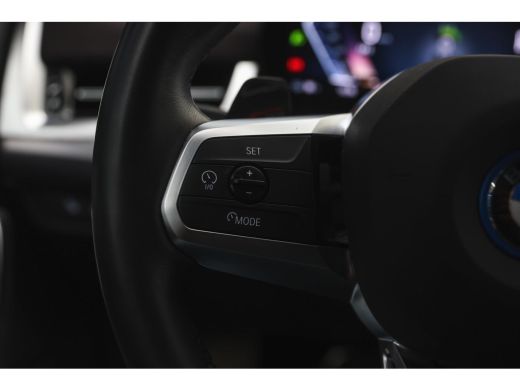 BMW iX2 eDrive20 M Sport / Sportstoelen / Achteruitrijcamera / M Adaptief onderstel ActivLease financial lease