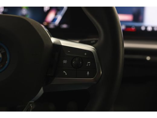 BMW iX2 eDrive20 M Sport / Sportstoelen / Achteruitrijcamera / M Adaptief onderstel ActivLease financial lease
