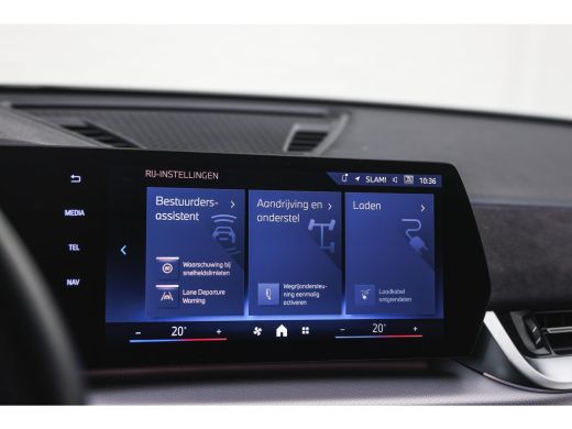 BMW iX2 eDrive20 M Sport / Sportstoelen / Achteruitrijcamera / M Adaptief onderstel ActivLease financial lease