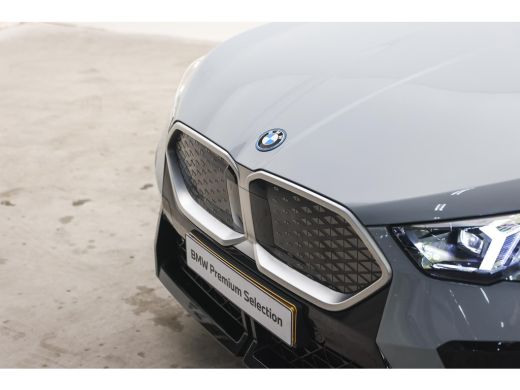 BMW iX2 eDrive20 M Sport / Sportstoelen / Achteruitrijcamera / M Adaptief onderstel ActivLease financial lease
