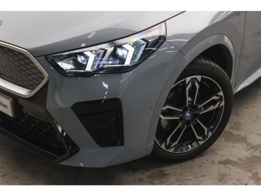 BMW iX2 eDrive20 M Sport / Sportstoelen / Achteruitrijcamera / M Adaptief onderstel ActivLease financial lease