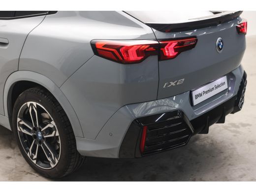 BMW iX2 eDrive20 M Sport / Sportstoelen / Achteruitrijcamera / M Adaptief onderstel ActivLease financial lease