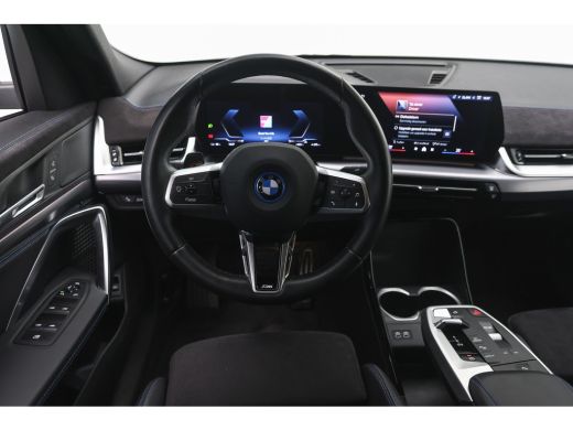 BMW iX2 eDrive20 M Sport / Sportstoelen / Achteruitrijcamera / M Adaptief onderstel ActivLease financial lease