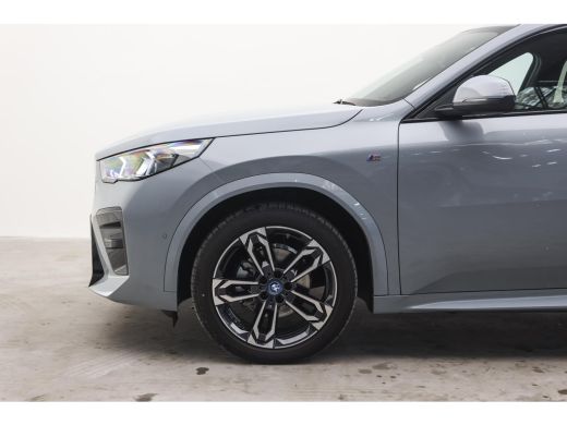 BMW iX2 eDrive20 M Sport / Sportstoelen / Achteruitrijcamera / M Adaptief onderstel ActivLease financial lease
