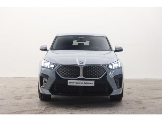 BMW iX2 eDrive20 M Sport / Sportstoelen / Achteruitrijcamera / M Adaptief onderstel ActivLease financial lease