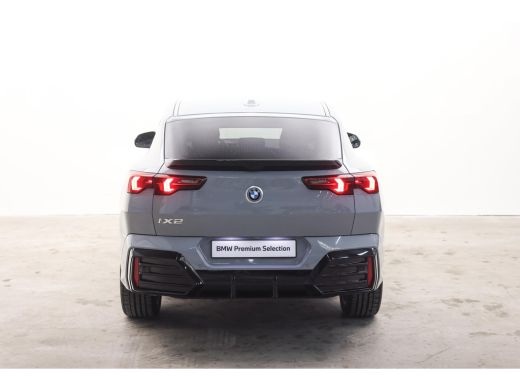BMW iX2 eDrive20 M Sport / Sportstoelen / Achteruitrijcamera / M Adaptief onderstel ActivLease financial lease
