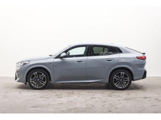 BMW iX2 eDrive20 M Sport / Sportstoelen / Achteruitrijcamera / M Adaptief onderstel ActivLease financial lease