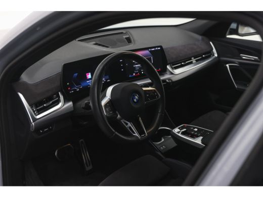 BMW iX2 eDrive20 M Sport / Sportstoelen / Achteruitrijcamera / M Adaptief onderstel ActivLease financial lease