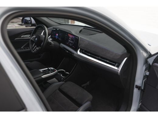 BMW iX2 eDrive20 M Sport / Sportstoelen / Achteruitrijcamera / M Adaptief onderstel ActivLease financial lease