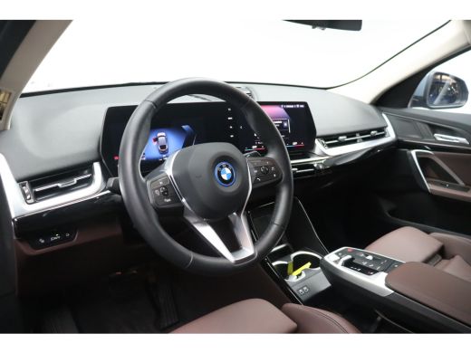 BMW iX2 eDrive20 / Sportstoelen / Achteruitrijcamera / Comfort Access / Adaptieve LED ActivLease financial lease