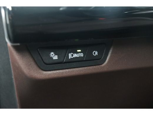 BMW iX2 eDrive20 / Sportstoelen / Achteruitrijcamera / Comfort Access / Adaptieve LED ActivLease financial lease