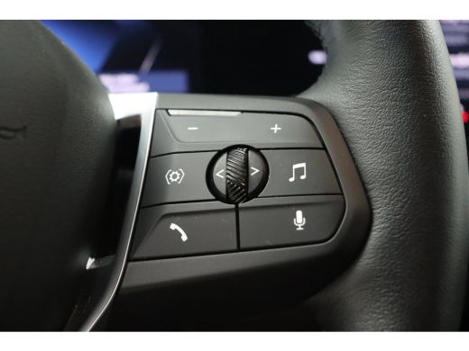 BMW iX2 eDrive20 / Sportstoelen / Achteruitrijcamera / Comfort Access / Adaptieve LED ActivLease financial lease