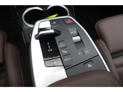 BMW iX2 eDrive20 / Sportstoelen / Achteruitrijcamera / Comfort Access / Adaptieve LED ActivLease financial lease