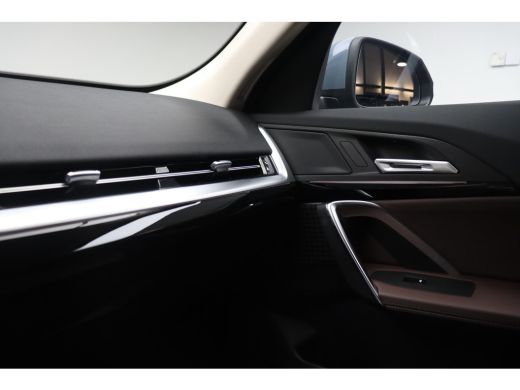 BMW iX2 eDrive20 / Sportstoelen / Achteruitrijcamera / Comfort Access / Adaptieve LED ActivLease financial lease