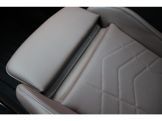 BMW iX2 eDrive20 / Sportstoelen / Achteruitrijcamera / Comfort Access / Adaptieve LED ActivLease financial lease