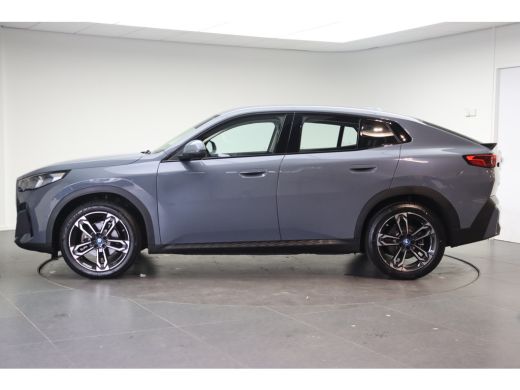 BMW iX2 eDrive20 / Sportstoelen / Achteruitrijcamera / Comfort Access / Adaptieve LED ActivLease financial lease