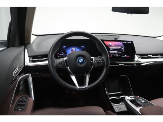 BMW iX2 eDrive20 / Sportstoelen / Achteruitrijcamera / Comfort Access / Adaptieve LED ActivLease financial lease
