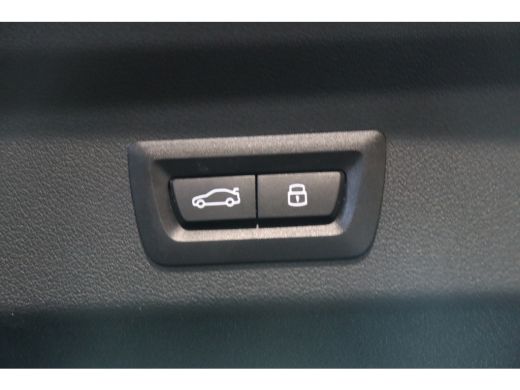 BMW iX2 eDrive20 / Sportstoelen / Achteruitrijcamera / Comfort Access / Adaptieve LED ActivLease financial lease