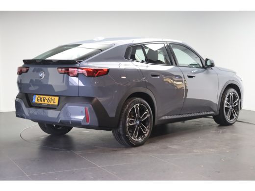 BMW iX2 eDrive20 / Sportstoelen / Achteruitrijcamera / Comfort Access / Adaptieve LED ActivLease financial lease