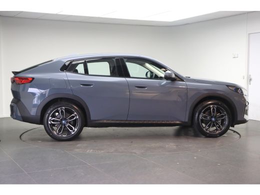 BMW iX2 eDrive20 / Sportstoelen / Achteruitrijcamera / Comfort Access / Adaptieve LED ActivLease financial lease