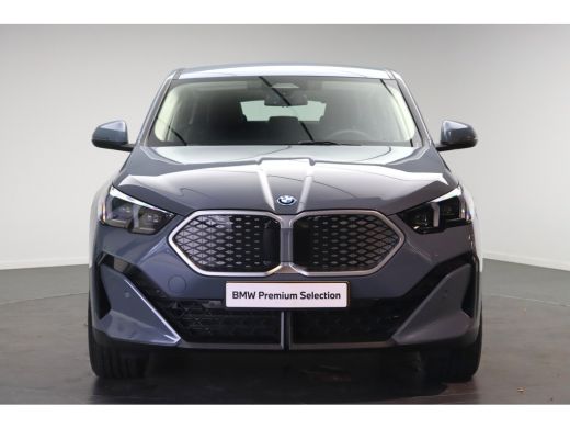BMW iX2 eDrive20 / Sportstoelen / Achteruitrijcamera / Comfort Access / Adaptieve LED ActivLease financial lease