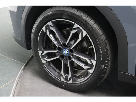 BMW iX2 eDrive20 / Sportstoelen / Achteruitrijcamera / Comfort Access / Adaptieve LED ActivLease financial lease