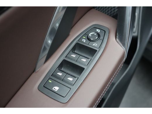 BMW iX2 eDrive20 / Sportstoelen / Achteruitrijcamera / Comfort Access / Adaptieve LED ActivLease financial lease