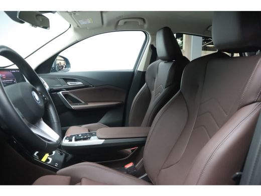 BMW iX2 eDrive20 / Sportstoelen / Achteruitrijcamera / Comfort Access / Adaptieve LED ActivLease financial lease