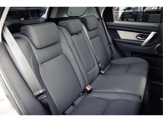 Land Rover Discovery Sport P300e PHEV AWD AUT | Black Pack | Afneembare trekhaak | Panoramadak | 360gr Camera | ActivLease financial lease