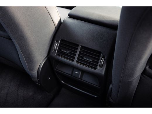 Land Rover Discovery Sport P300e PHEV AWD AUT | Black Pack | Afneembare trekhaak | Panoramadak | 360gr Camera | ActivLease financial lease