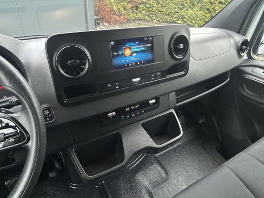 Mercedes-Benz Sprinter 317 CDI 170 PK / L2H2 / 270 A DEUREN / AIRCO / CRUISE / APPLE CARPLAY / CAMERA / 3-ZITS ActivLease financial lease