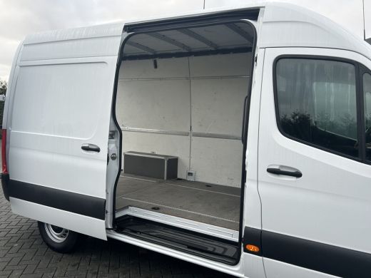 Mercedes-Benz Sprinter 317 CDI 170 PK / L2H2 / 270 A DEUREN / AIRCO / CRUISE / APPLE CARPLAY / CAMERA / 3-ZITS ActivLease financial lease