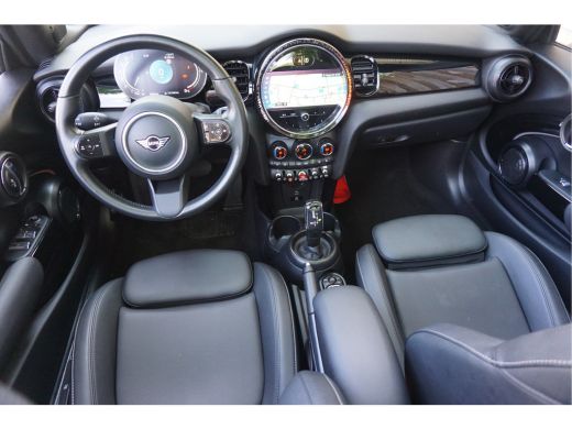 Mini Cooper Cabrio 1.5 Cooper Maximized Navi Stoelverw. Camera DAB Blis Incl. afleverbeurt en 12 Bovag garantie ActivLease financial lease