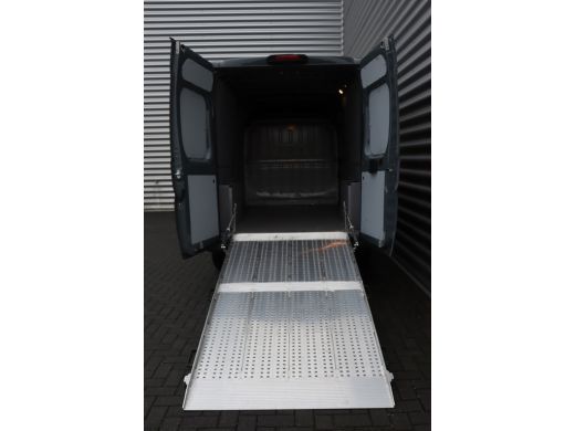 Peugeot Boxer 2.2 BlueHDI 140PK L3H2 / NAVI / CLIMA / LED / PDC / / 17" LMV / TREKHAAK / SIDEBARS / OPRIJPLAAT ... ActivLease financial lease