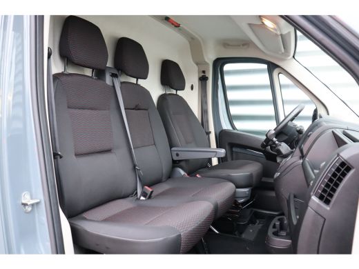 Peugeot Boxer 2.2 BlueHDI 140PK L3H2 / NAVI / CLIMA / LED / PDC / / 17" LMV / TREKHAAK / SIDEBARS / OPRIJPLAAT ... ActivLease financial lease