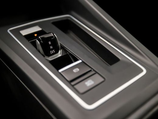 Volkswagen Golf 1.0 eTSI Sport Automaat (APPLE CARPLAY, GROOT NAVI, MEMORY SEATS, CAMERA, ALCANTARA, SPORTSTOELEN... ActivLease financial lease