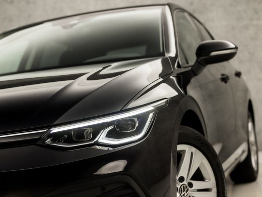 Volkswagen Golf 1.0 eTSI Sport Automaat (APPLE CARPLAY, GROOT NAVI, MEMORY SEATS, CAMERA, ALCANTARA, SPORTSTOELEN... ActivLease financial lease