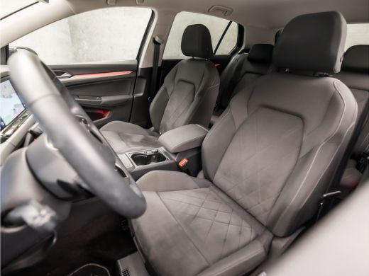 Volkswagen Golf 1.0 eTSI Sport Automaat (APPLE CARPLAY, GROOT NAVI, MEMORY SEATS, CAMERA, ALCANTARA, SPORTSTOELEN... ActivLease financial lease