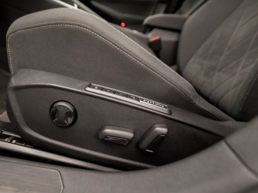 Volkswagen Golf 1.0 eTSI Sport Automaat (APPLE CARPLAY, GROOT NAVI, MEMORY SEATS, CAMERA, ALCANTARA, SPORTSTOELEN... ActivLease financial lease