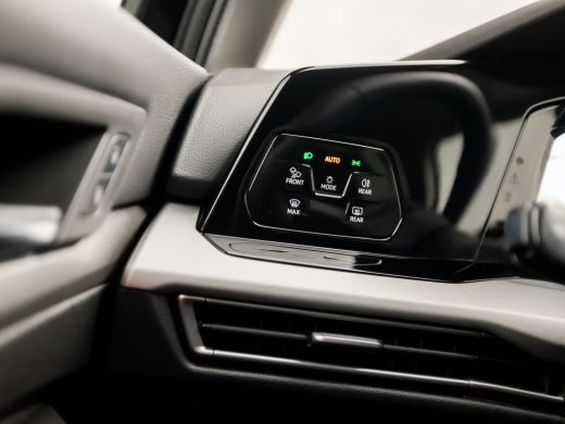 Volkswagen Golf 1.0 eTSI Sport Automaat (APPLE CARPLAY, GROOT NAVI, MEMORY SEATS, CAMERA, ALCANTARA, SPORTSTOELEN... ActivLease financial lease