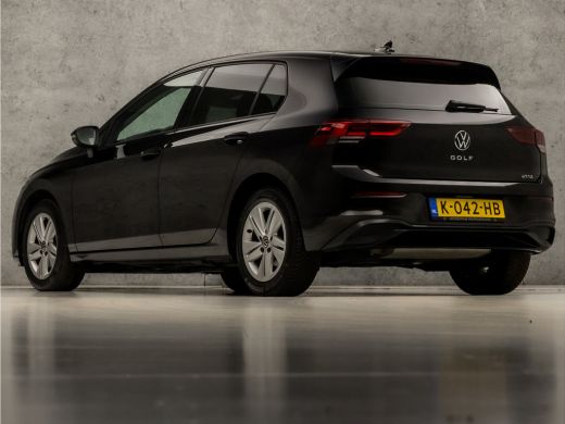 Volkswagen Golf 1.0 eTSI Sport Automaat (APPLE CARPLAY, GROOT NAVI, MEMORY SEATS, CAMERA, ALCANTARA, SPORTSTOELEN... ActivLease financial lease