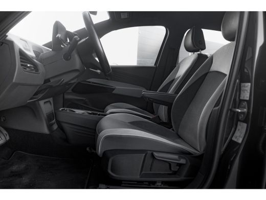 Volkswagen ID.3 First Plus 58 kWh | Achteruitrijcamera | Stoel/Stuurverwarming | IQ. Light | ActivLease financial lease